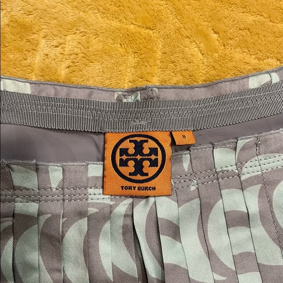 Tory Burch Pleaded 100% Silk Fully Lined Skirt - Picture 2 of 3